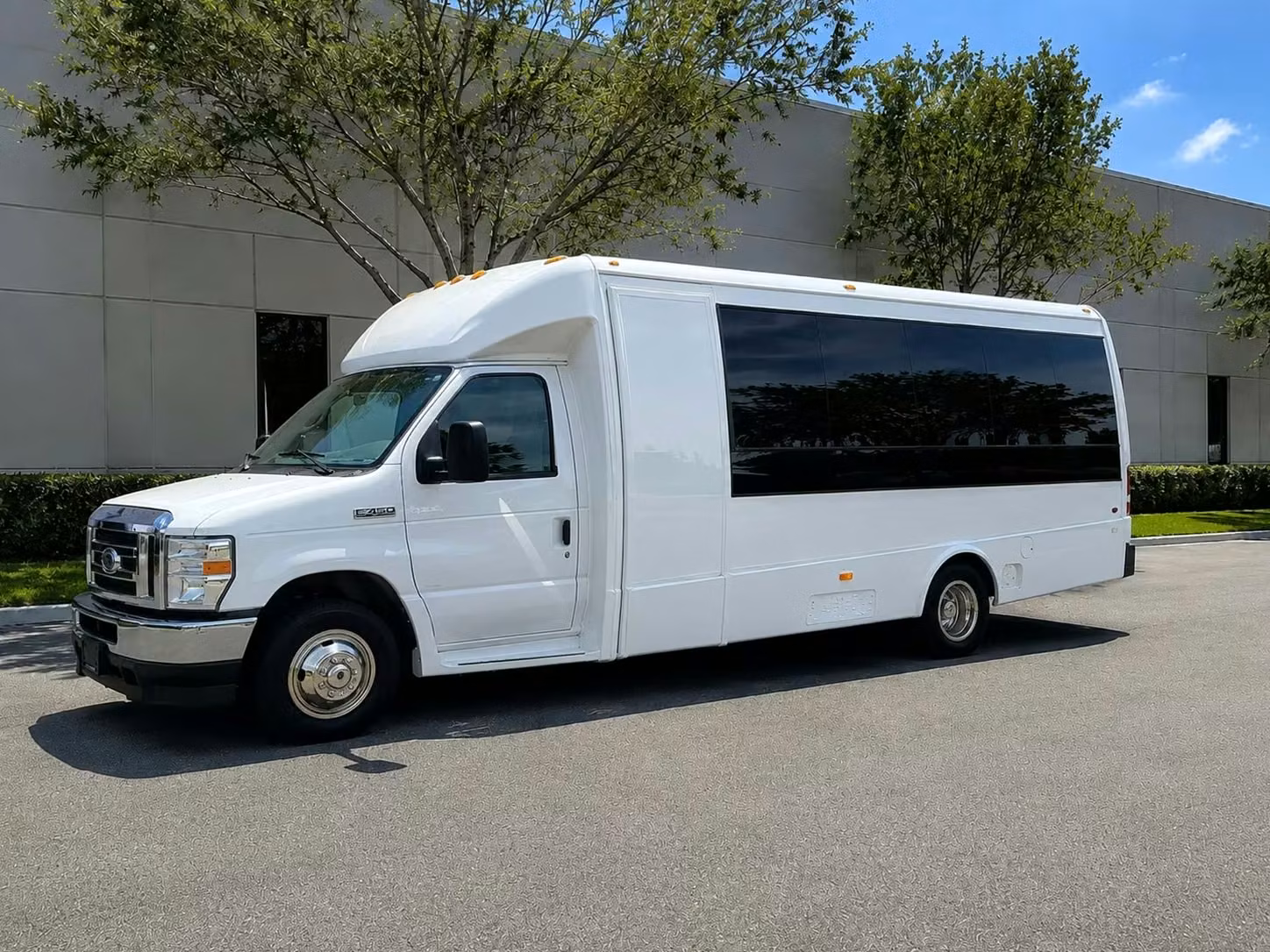 stockbridge 15 passenger minibus rental